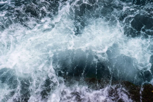 De golven in de zee achtergrond blauw — Stockfoto