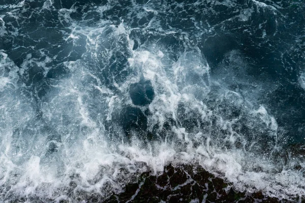 De golven in de zee achtergrond blauw — Stockfoto