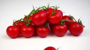 Beyaz arka planda domatesler, kiraz domatesleri