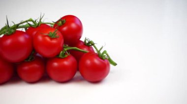 Beyaz arka planda kiraz domatesleri
