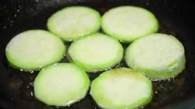 Kabak tavada sebze yağında kızarır.