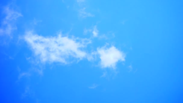 Wolken fliegen durch einen strahlend blauen Himmel — Stockvideo