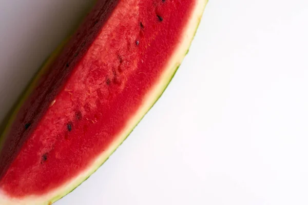 Beyaz arka planda karpuz dilimi, tatlı yaz yemekleri. Yüksek kalite fotoğraf