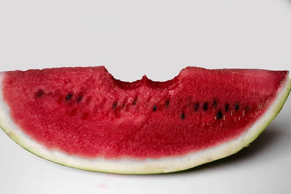 Masada karpuz dilimi, tatlı yaz yemeği.