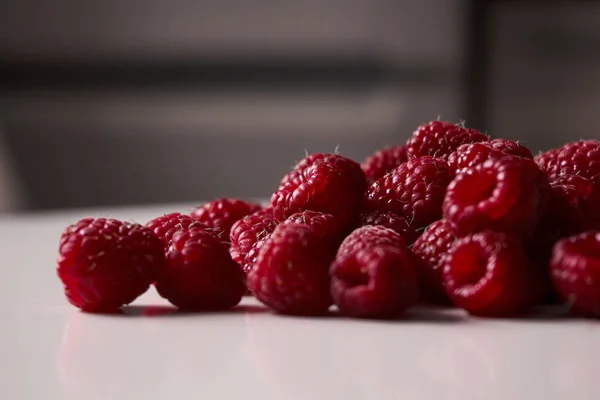 Малина на столе, крупным планом летние натуральные ягоды — стоковое фото