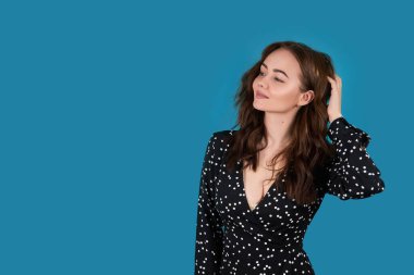  Mavi arka planda bir kız, güzel bir kadın