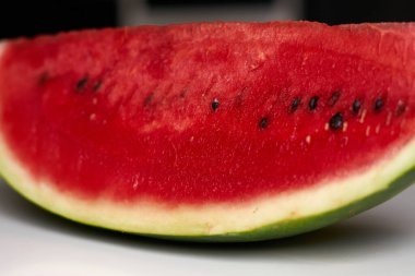 Masada karpuz dilimi, tatlı yaz yemeği.