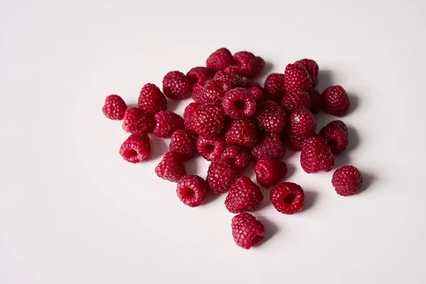 Beyaz arkaplanda ahududu, yakın plan kırmızı