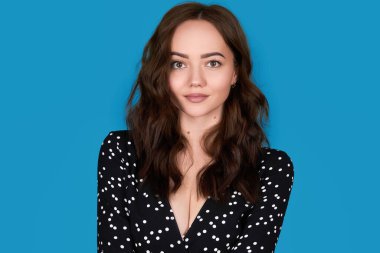  Mavi arka planda bir kız, güzel bir kadın