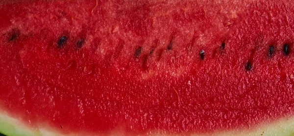 Plasterek arbuza na białym tle, słodkie letnie jedzenie — Zdjęcie stockowe