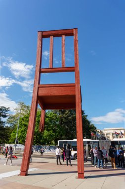 Geneva, İsviçre - Nisan 04,2018: Place of Nations, dev 'koltuk' kırık, sembol Cenevre, İsviçre'deki 10 Mayıs 2013 itibariyle mayın karşı mücadele. Yaklaşık 250 Uluslararası kuruluşların merkezi bulunmaktadır. Sanatçı Daniel Ber