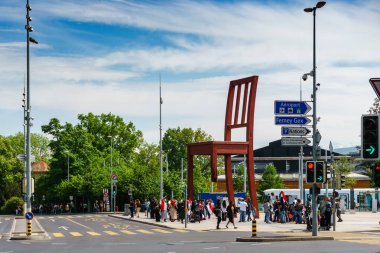 Geneva, İsviçre - Nisan 04,2018: Place of Nations, dev 'koltuk' kırık, sembol Cenevre, İsviçre'deki 10 Mayıs 2013 itibariyle mayın karşı mücadele. Yaklaşık 250 Uluslararası kuruluşların merkezi bulunmaktadır. Sanatçı Daniel Ber