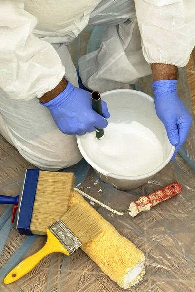 Pintor Pinta Parede Com Tonalidade Branco Parede Com Sérios Problemas — Fotografia de Stock