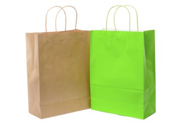 Beyaz arka plan üzerinde renkli kağıt poşetler çeşitli. Boş alan.