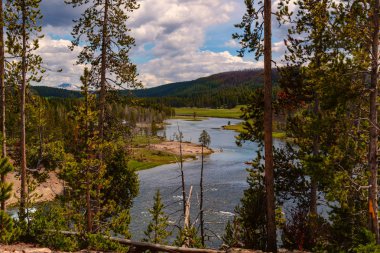 Vadi peyzaj içinde Milli Parkı Yellowstone nehir manzaralı.
