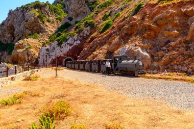 Buggerru, Sardunya, İtalya - 27 Temmuz 2018: Her yıl dünyanın dört bir yanından gelen turistler binlerce Henry Galeri ve denize bakan yüksek cliff bakan panorama ziyaret.