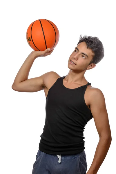 Retrato Joven Jugador Baloncesto Pasando Pelota Joven Chico Caucásico Ropa — Foto de Stock