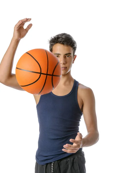 ボールを渡す若いバスケット ボール選手の肖像画 スポーツ ウエア Copyspace で白い背景にバスケで白人少年 — ストック写真