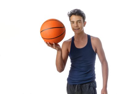 Topu geçen bir genç basketbolcu portresi. Genç beyaz çocuk boşaltmak beyaz zemin üzerine basketbol oynarken spor giyim