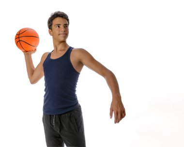 Topu geçen bir genç basketbolcu portresi. Genç beyaz çocuk boşaltmak beyaz zemin üzerine basketbol oynarken spor giyim