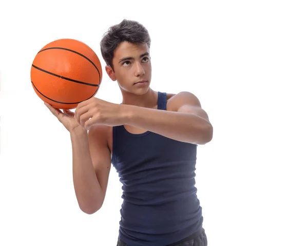 ボールを渡す若いバスケット ボール選手の肖像画 スポーツ ウエア Copyspace で白い背景にバスケで白人少年 — ストック写真
