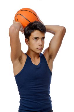 Topu geçen bir genç basketbolcu portresi. Genç beyaz çocuk boşaltmak beyaz zemin üzerine basketbol oynarken spor giyim