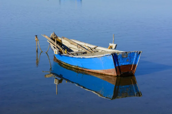 Stare łodzie rybackie z jasnych kolorach o świcie na jeziorze. — Zdjęcie stockowe