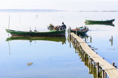 Eski tekneleriyle balıkçılar şafakta düşebilir. Sardunya Güney