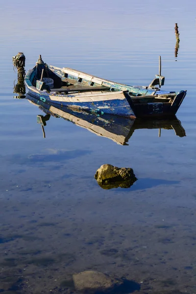 Oude vissersboten met heldere kleuren bij dageraad op het meer. — Stockfoto