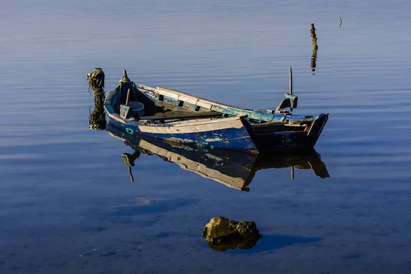 Oude vissersboten met heldere kleuren bij dageraad op het meer. — Stockfoto