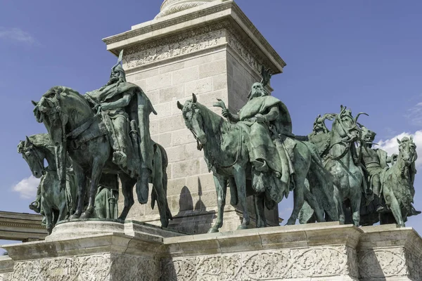 Náměstí hrdinů s památník tisíciletí v Budapešti. — Stock fotografie