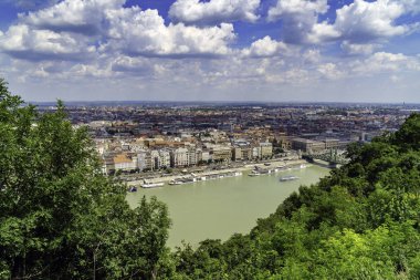 Tuna Nehri üzerinde Budapeşte manzara.