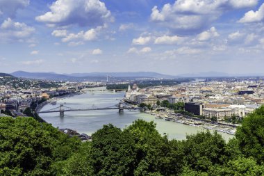 Tuna Nehri üzerinde Budapeşte manzara.