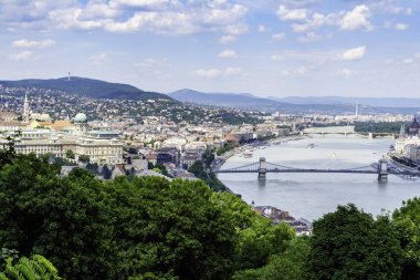 Tuna Nehri üzerinde Budapeşte manzara.