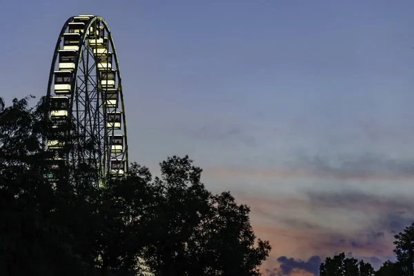 Будапешт око вночі. Нове колесо огляду відкрито на Ерз Bet — стокове фото