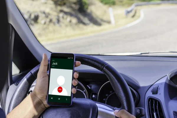 Joven conductor, usando smartphone, en la carretera en el coche . —  Fotos de Stock