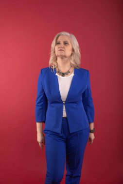 Başı dik, kendinden emin bir büyükanne..