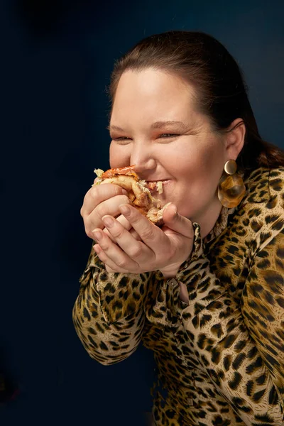 Överviktig kvinna äter inte hamburgare aptitligt. Övervikt. — Stockfoto