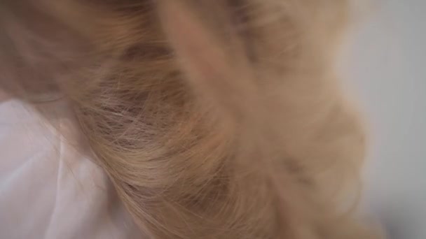Nærbillede af smukt hvidt hår. Bryllup frisure . – Stock-video
