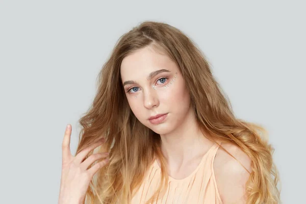 Mooie vrouw met prachtig blond haar. Glanzend lang gezondheid kapsel. — Stockfoto