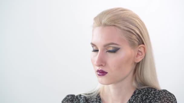Close-up make-up young blonde. A look into the camera. — Stock Video