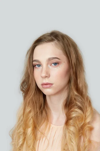 Portret van een blond meisje met blauwe ogen. Lang haar. — Stockfoto