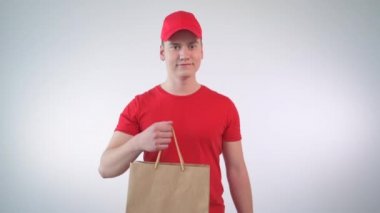 Teslimat servisindeki genç adam mal ya da mal teslimatını işaret ediyor..