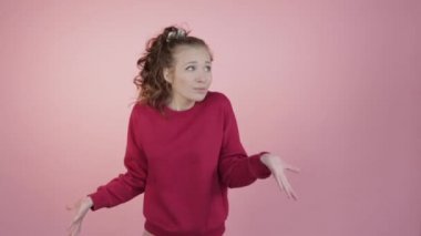 Genç ve güzel bir kız ellerini hareket ettiriyor, güçlü bir şekilde sohbet ediyor..