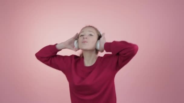 Funny teen girl danse et écoute de la musique . — Video