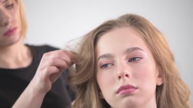 Genç bir gelinin güzel bir saç stilini yarat. Düğüne hazırlanıyorum..