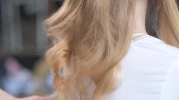 Krásné dlouhé blond vlasy. Vlasy kadeře. Bílé kadeře. — Stock video