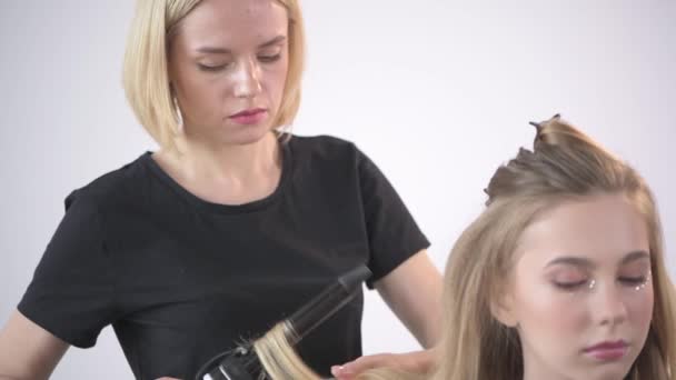Seorang penata rambut bekerja di salon kecantikan. Cinta untuk pekerjaan Anda. — Stok Video