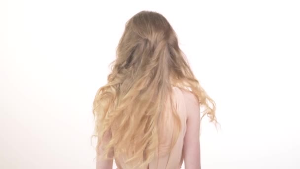 En vacker ung flicka med långt löst vågigt hår. — Stockvideo
