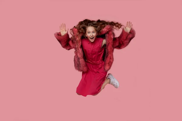 Una joven con el pelo largo y rubio en un abrigo de piel de moda con piel rosa — Foto de Stock